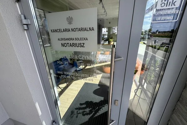 Wejście do kancelarii notarialnej przy ul. Wagnera 4 w Gdyni Wiczlinie